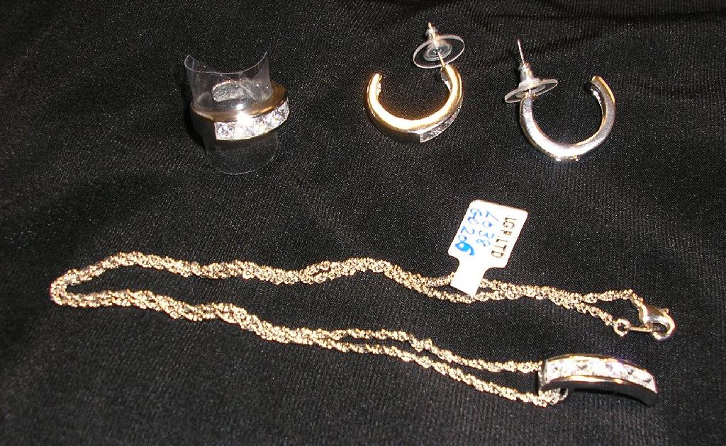 LOT DE TROIS ARTICLES DE BIJOUTERIE RÉALISÉS EN LAITON PLAQUÉ DE PLATINE (RHODIUM), ORNÉS DE  PIERRES GEMMES (ZIRCONIUM), CONDITIONNÉS ENSEMBLE POUR LA VENTE AU DÉTAIL.

- UNE CHAINE POURVUE D'UN PENDENTIF
- UNE BAGUE
- UNE PAIRE DE BOUCLES D'OREILLES