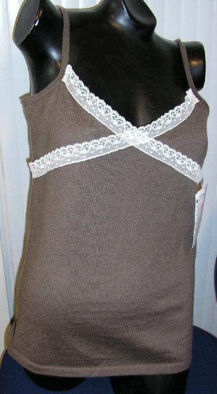 PULLOVER POUR FEMMES GENRE CARACO, CONFECTIONNÉ EN ÉTOFFE DE BONNETERIE LÉGÈRE MAJORITAIREMENT DE POILS FINS (70% CACHEMIRE - 30% COTON), DESCENDANT SUR LES HANCHES, SANS MANCHES, AVEC UN GRAND DÉCOLLETÉ EN V ET DE FINES BRETELLES, L'ENCOLURE EST BORDÉE DE DENTELLE SUR LE DEVANT ET LE POURTOUR DE LA BASE EST FINI PAR UN BORD-CÔTE.

POIDS: 80 GRAMMES.