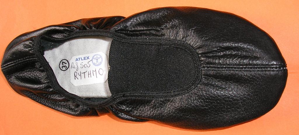 CHAUSSURE DE DANSE, AVEC UNE SEMELLE EXTÉRIEURE EN CROUTE DE CUIR, AVEC UN DESSUS EN CUIR NATUREL, AVEC UNE SEMELLE INTÉRIEURE D'UNE LONGUEUR INFÉRIEURE À 24 CM. CETTE CHAUSSURE EST TRÈS SOUPLE ET COMPORTE SUR LE DESSUS AU NIVEAU DU COUP DE PIED UNE LANGUETTE ÉLASTIQUE FIXE ET SUR LE POURTOUR DE L'OUVERTURE UN ÉLASTIQUE RESSERRANT.

CETTE CHAUSSURE EST UNE BALLERINE POUR LA GYMNASTIQUE RYTHMIQUE.

TAILLE : 37