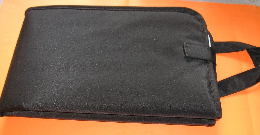 MATELAS A LANGER POUR BEBE DE FORME RECTANGULAIRE COMPOSE D’UNE FACE EXTERNE EN MATIERE TEXTILE ET D’UNE FACE INTERNE EN MATIERE PLASTIQUE COMPORTANT A L’INTERIEUR UNE PLAQUE DE MOUSSE. IL EST DOTE DE DEUX POCHETTES INTERNES SE FERMANT AU MOYEN D’UN SYSTEME A GLISSIERE ET POSSEDE UN BIAIS DE FINITION SUR SON POURTOUR.

LE MATELAS SE PLIE EN QUATRE, SE FERME A L’AIDE D’UNE LANIERE ET D’UN VELCRO ET COMPORTE UNE ANSE FORMANT UNE POIGNEE PERMETTANT LE TRANSPORT.

DIMENSIONS : L : 60 CM – l : 37 CM