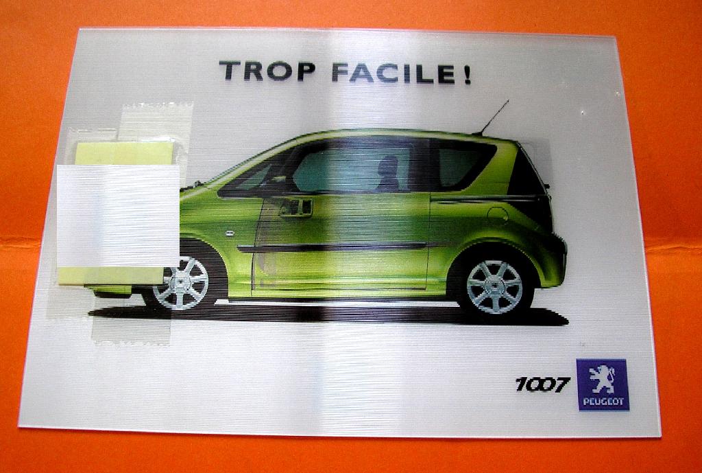 CARTE POSTALE ILLUSTREE EN MATIERE PLASTIQUE SUR LES DEUX FACES COMPORTANT UNE FACE DESTINEE A RECEVOIR UN TEXTE ET UN TIMBRE POSTAL ET UNE FACE AVEC UNE ILLUSTRATION GENRE HOLOGRAMME.