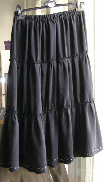 JUPE EN TISSU DE SOIE, DESCENDANT À LA MI-MOLLET, COMPOSÉE DE TROIS VOLANTS, AVEC UNE BANDE ÉLASTIQUE À LA TAILLE, UN OURLET À LA BASE BORDÉ DE RIVETS MÉTALLIQUES.

CET ARTICLE EST CONFECTIONNÉ DANS UN TISSU UNI.