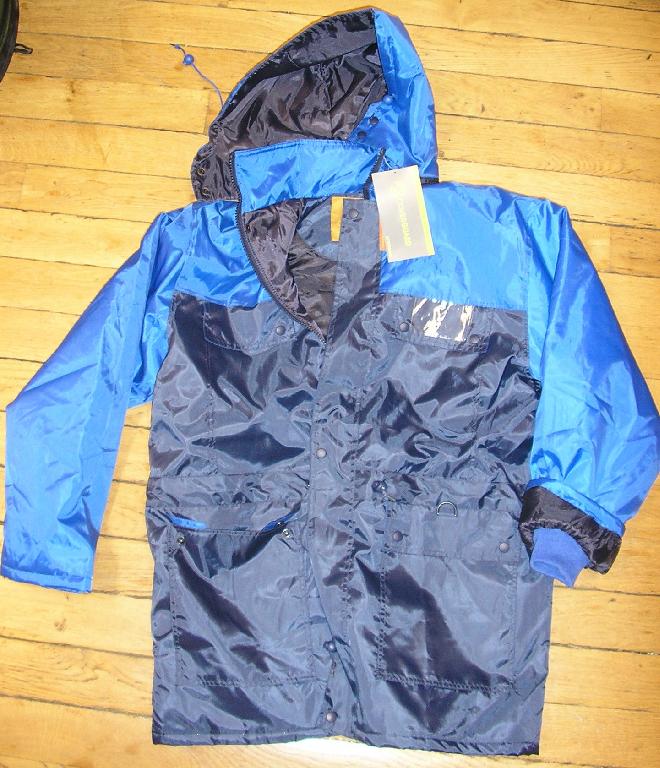 PARKA POUR HOMMES CONFECTIONNÉ EN TISSU DE FIBRES SYNTHÉTIQUES (POLYAMIDE), DESCENDANT SOUS LA MI-CUISSE, AVEC DES MANCHES LONGUES, AVEC UNE OUVERTURE SE FERMANT PAR UNE FERMETURE À GLISSIÈRE RECOUVERTE D'UN RABAT GAUCHE SUR DROITE MAINTENU PAR DES BOUTONS-PRESSION, AVEC UN COL, AVEC UN CAPUCHON AMOVIBLE, AVEC UNE DOUBLURE LÉGÈREMENT OUATINÉE, AVEC UN CORDON COULISSANT À LA TAILLE ET UN OURLET À LA BASE.

L'ARTICLE PRÉSENTE QUATRE POCHES EXTERNES ET DEUX POCHES INTERNES, DES BANDES EN BORD-CÔTE RAPPORTÉE À L'EXTRÉMITÉ DES MANCHES.

POIDS: 780 GRAMMES.