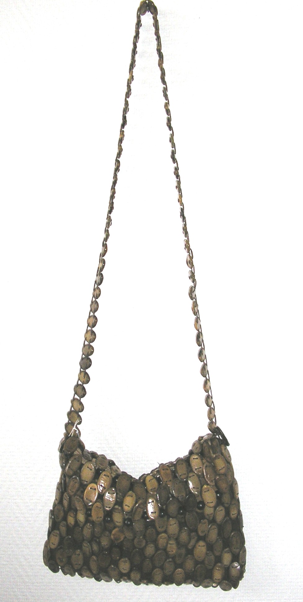 OUVRAGE EN MATIERE VEGETALE COMPOSE ENTIEREMENT DE FEVES SECHEES SOUS FORME D’UN SAC A MAIN FABRIQUE A PARTIR DE FEVES SOUS FORME DE LOSANGES ET DE PERLES, DE FORME PARALLELEPIPEDIQUE, AVEC UNE BANDOULIERE DE 110 CM ENVIRON, AVEC UNE OUVERTURE SUR LE DESSUS SE FERMANT AU MOYEN D’UNE FERMETURE A GLISSIERE, AVEC UN RABAT RECOUVRANT L’OUVERTURE, AVEC UNE DOUBLURE INTERNE, AVEC DEUX POCHES INTERNES DONT L’UNE SE FERMANT AU MOYEN D’UNE FERMETURE A GLISSIERE.

DIMENSION L : 28 CM – l : 21 CM – P : 3 CM

SAC FAIT MAIN