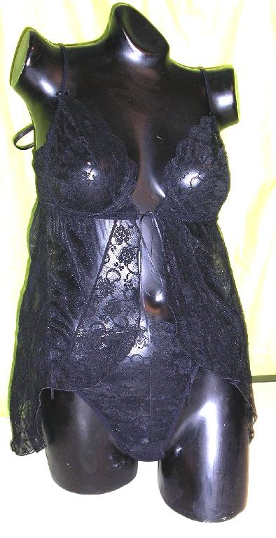 LOT DE DEUX SOUS-VÊTEMENTS POUR FEMMES PRÉSENTÉS EN ASSORTIMENT CONDITIONNÉ POUR LA VENTE AU DÉTAIL, COMPOSÉ DE :

- UN SLIP, DE FORME STRING, MAJORITAIREMENT EN DENTELLE DE FIBRES SYNTHÉTIQUES (90% POLYAMIDE - 10% ÉLASTHANNE), COMPORTANT UN ÉLASTIQUE À LA TAILLE, UNE DOUBLURE À L'ENTREJAMBE ET DEUX PETITS RUBANS DE SATIN DÉCORATIFS À NOUER SUR LES CÔTÉS . 

- UN SOUTIEN-GORGE MAJORITAIREMENT EN DENTELLE DE FIBRES SYNTHÉTIQUES (90% POLYAMIDE - 10% ÉLASTHANNE), AVEC DE FINES BRETELLES RÉGLABLES, DES BONNETS SÉPARÉS MUNIS D'ARMATURES ET SE FERMANT SUR LE DEVANT AU MOYEN D'UN LIEN DE SATIN À NOUER.

CE SOUTIEN-GORGE COMPORTE UN ÉLASTIQUE SITUÉ AU-DESSOUS DE LA POITRINE QUI SE POURSUIT PAR UN VOLANT, CONFECTIONNÉ À PARTIR D'EMPIÈCEMENTS DE DENTELLE ET DE TULLE COUSUS ENSEMBLE, DESCENDANT JUSQU'AUX HANCHES. LA BASE DU SOUTIEN-GORGE EST SURFILÉE.