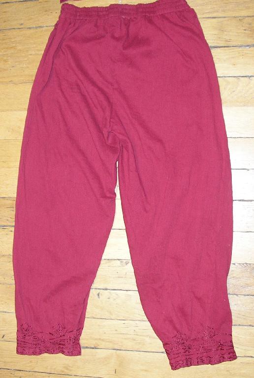 ENSEMBLE DE DEUX VÊTEMENTS POUR FEMMES CONFECTIONNÉS DANS LE MÊME TISSU DE COTON LÉGÈREMENT FROISSÉ ET UNI, COMPRENANT:

- UN VÊTEMENT DESTINÉ À RECOUVRIR LA PARTIE SUPÉRIEURE DU CORPS DESCENDANT SUR LES HANCHES, AVEC DES MANCHES LONGUES, AVEC UNE ENCOLURE EN V, AVEC UN OURLET À LA BASE ET À L'EXTRÉMITÉ DES MANCHES.
L'ARTICLE PRÉSENTE DES BRODERIES EN BORDURE DU POURTOUR DE L'EXTRÉMITÉ DES MANCHES, DE LA BASE, ET DE L'ENCOLURE.

- UN PANTALON POURVU D'UNE BANDE ÉLASTIQUE À LA TAILLE ET D'UN OURLET À L'EXTRÉMITÉ DES JAMBES. 
CE VÊTEMENT COMPORTE DES BRODERIES EN BORDURE DU POURTOUR DE L'EXTRÉMITÉ DES JAMBES.

CES DEUX PIÈCES SONT CONDITIONNÉES ENSEMBLE POUR LA VENTE AU DÉTAIL DANS DES TAILLES ASSORTIES.