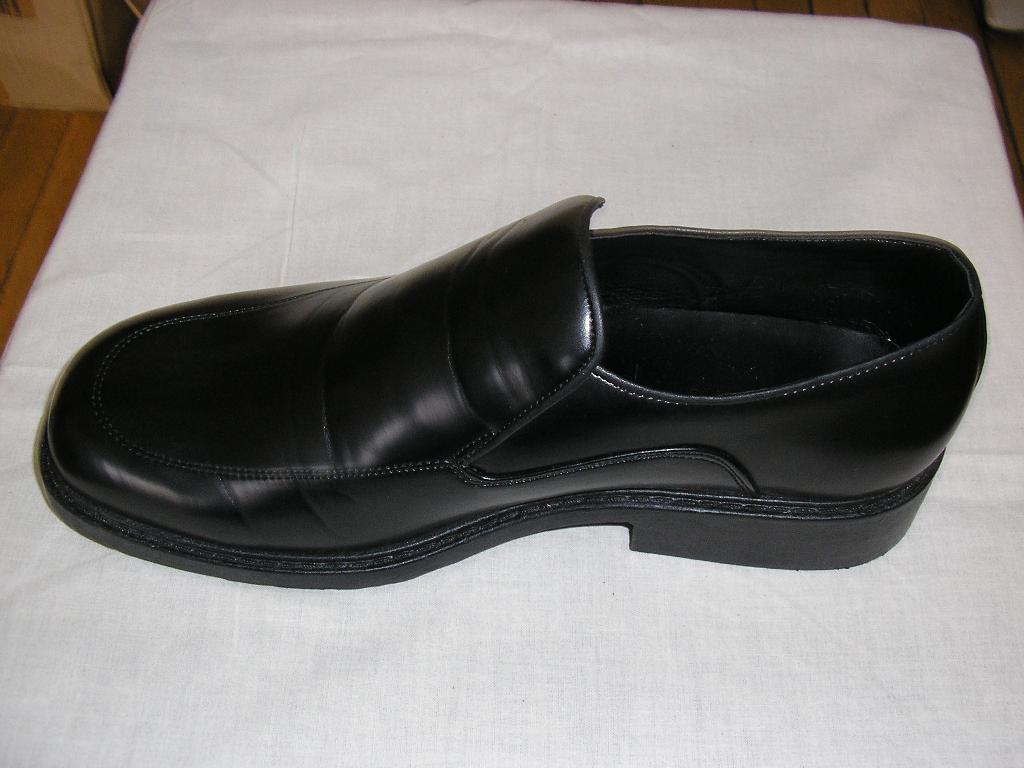 CHAUSSURE POUR HOMME, GENRE MOCASSIN, DONT LE DESSUS, LA DOUBLURE ET LA LANGUETTE SONT EN POLYURETHANE, AVEC UN ELASTIQUE D'AISANCE SOUS LA LANGUETTE, LA SEMELLE EST EN PVC ET COMPORTE UN TALON ET DES SCULPTURES.