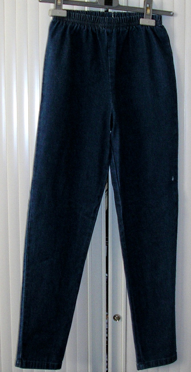 PANTALON POUR FEMMES CONFECTIONNÉ DANS UN TISSU DE COTON (98% COTON -2% ÉLASTHANE) À ARMURE SERGÉ DE TYPE DENIM, DE COULEUR UNIE.

L'ARTICLE DESCEND AU NIVEAU DES CHEVILLES, COMPORTE UNE BANDE ÉLASTIQUE À LA TAILLE AINSI QU'UN OURLET À L'EXTRÉMITÉ DE CHAQUE JAMBE.