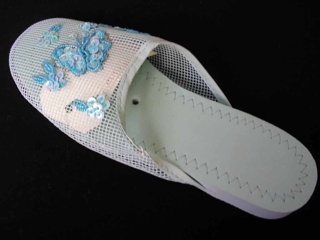 PANTOUFLES DONT LE DESSUS EST EN MATIERE PLASTIQUE, IMITATION FILET, LA SEMELLE EST EN CAOUTCHOUC, DECORATION PAILLETTES ET PERLES SUR LE DESSUS DE LA CHAUSSURE.