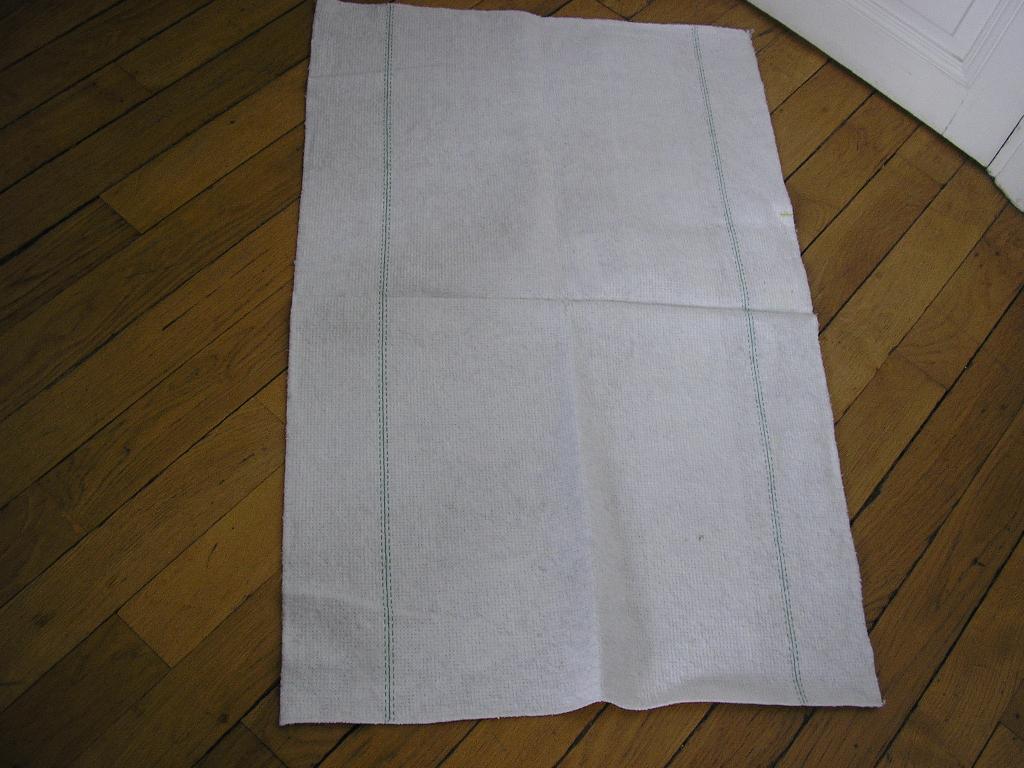 AUTRE ARTICLE CONFECTIONNE, GENRE SERPILLIERE, DE FORME RECTANGULAIRE, EN NONTISSE, ASPECT MAILLES, AVEC SURPIQURE D'ARRET AUX QUATRE COTES, DESTINE A L'USAGE DOMESTIQUE.