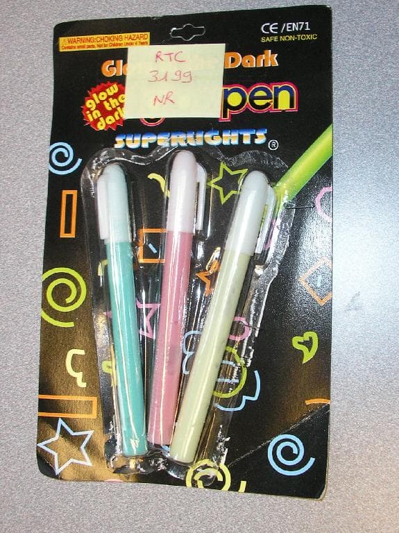 LOT DE TROIS TUBES EN MATIÈRE PLASTIQUE TRANSPARENT  D'UN DIAMÈTRE DE 12 MM ET D'UNE  LONGUEUR DE 100 MM , DOTÉS D'UN CAPUCHON À UNE EXTRÉMITÉ.

CHAQUE TUBE CONTIENT UN PÂTE PHOSPHORESCENTE DE COULEUR DIFFÉRENTE QUI SORT PAR UNE POINTE EFFILÉE LORSQUE L'ON PRESSE SUR LE CORPS DU TUBE SOUPLE, CELA PERMET DE DESSINER SUR DIFFÉRENTS SUPPORTS (PAPIER, VÊTEMENTS, MÛR...).