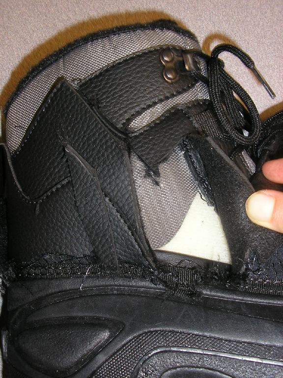 CHAUSSURE DE TYPE CHAUSSURE DE MARCHE, COUVRANT LA CHEVILLE, À SEMELLE EXTÉRIEURE À GROS RELIEFS EN CAOUTCHOUC ET DESSUS ESSENTIELLEMENT EN MATIÈRE PLASTIQUE.

CETTE CHAUSSURE PRÉSENTE UNE FERMETURE À LACETS SUR LE DESSUS ET UNE DOUBLURE EN TEXTILE REMBOURRÉE. LA SEMELLE EXTÉRIEURE EST ÉPAISSE (DIMENSION DE LA PLUS GRANDE ÉPAISSEUR : 9 CM) ET REMONTE SUR LE DESSUS POUR FORMER UNE COQUE AU BOUT DU PIED.

EN OUTRE, CETTE CHAUSSURE COMPORTE UNE GAINE DE PROTECTION EN TISSU ENDUIT, DE TYPE GUÊTRE, RAPPORTÉE PAR COUTURE ET REMONTANT JUSQU'AU MOLLET. CETTE GAINE SE FERME AU MOYEN D'UNE FERMETURE À GLISISÈRE ET D'UN CORDON COULISSANT, COUVRANT AINSI ENTIÈREMENT LE DESSUS DE LA CHAUSSURE. ELLE PEUT AUSSI ÊTRE ENROULÉE AUTOUR DU PIED FIXÉE PAR UNE PATTE BOUTONNÉE SITUÉE SUR LE TALON.