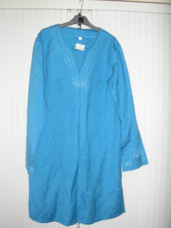 VETEMENT DESTINE A RECOUVRIR LE HAUT DU CORPS, GENRE ROBE STYLE DJELLABAH, EN TISSU 55% LIN ET 45% VISCOSE, COMPORTANT UNE ENCOLURE EN V, DES MANCHES LONGUES AUX EXTREMITES OURLEES, D'UNE LONGUEUR DE 90CM AVEC UNE FENTE DE 25CM DE CHAQUE COTE, LA BASE EST OURLEE, BRODERIE ET PAILLETTES LE LONG DE L'ENCOLURE ET AUX EXTREMITES DES MANCHES.