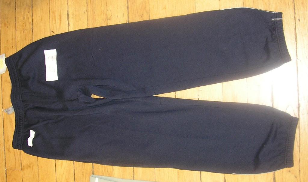 SURVÊTEMENTS COMPOSÉ DE DEUX PIÈCES CONFECTIONNÉS DANS UNE ÉTOFFE DE BONNETERIE DE COTON (100% COTON) GRATTÉE SUR L'ENVERS, CONDITIONNÉES ENSEMBLE POUR LA VENTE AU DÉTAIL DANS DES TAILLES ASSORTIES.

- PULLOVER POUR FEMMES DESCENDANT SUR LES HANCHES, AVEC DES MANCHES LONGUES, AVEC UNE ENCOLURE RONDE BORDÉE D'UN BORD COTE, AVEC UN BORD COTE À LA BASE ET À L'EXTRÉMITÉ DES MANCHES.
CET ARTICLE EST DE COULEUR VERTE.

- PANTALON POUR FEMMES DESCENDANT SUR LES CHEVILLES, AVEC UN BORD ÉLASTIQUE À LA TAILLE ET À L'EXTRÉMITÉ DE CHAQUE JAMBE, AVEC DES POCHES LATÉRALES ET UN CORDON COULISSANT À LA TAILLE.
CET ARTICLE EST DE COULEUR BLEU MARINE.