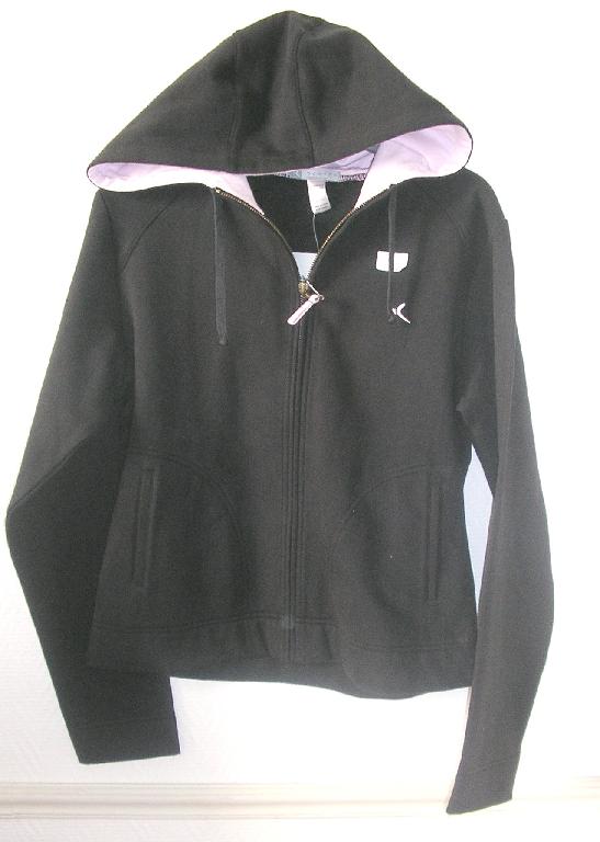 ENSEMBLE EN ETOFFE DE BONNETERIE GRATTEE DE COTON (56% COTON – 44% POLYESTER) COMPOSE:

- D'UN HAUT, GENRE GILET, DESTINE A RECOUVRIR LA PARTIE SUPERIEURE DU CORPS, DESCENDANT JUSQU’AUX HANCHES, AVEC UN CAPUCHON POURVU SUR SON POURTOUR D’UN CORDON COULISSANT RESSERRANT, AVEC DES MANCHES LONGUES MUNIES A LEURS EXTREMITES D’UN OURLET, AVEC UNE OUVERTURE COMPLETE SUR LE DEVANT SE FERMANT A L’AIDE D'UNE FERMETURE A GLISSIERE, AVEC DEUX POCHES LATERALES EXTERNES, AVEC UN OURLET A LA BASE. SEULE LA CAPUCHE COMPORTE UNE DOUBLURE.

- D'UN PANTALON DESCENDANT JUSQU'AUX CHEVILLES, SANS OUVERTURE, AVEC UNE TAILLE EN BORD-COTES MUNI D'UN CORDON COULISSANT RESSERRANT, AVEC DEUX POCHES EXTERNES GARNIES D’UN BORD-COTES (GARNITURE DE MINIME IMPORTANCE), AVEC UN OURLET A LA BASE.

LE HAUT ET LE PANTALON SONT DOTES D’UN LOGO PUBLICITAIRE IDENTIQUE.