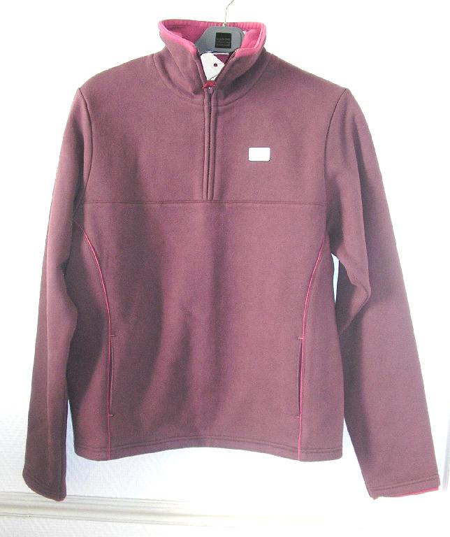 ENSEMBLE EN ETOFFE DE BONNETERIE GRATTEE DE COTON (56% COTON – 44% POLYESTER) COMPOSE:

- D'UN HAUT, GENRE PULL OVER, DESTINE A RECOUVRIR LA PARTIE SUPERIEURE DU CORPS, DESCENDANT JUSQU’AUX HANCHES, AVEC UN COL MONTANT, AVEC DES MANCHES LONGUES MUNIES A LEURS EXTREMITES D’UN OURLET, AVEC UNE OUVERTURE PARTIELLE SUR LE DEVANT SE FERMANT A L’AIDE D'UNE FERMETURE A GLISSIERE, AVEC DEUX POCHES LATERALES EXTERNES, AVEC UN OURLET A LA BASE.
- LE POURTOUR DU COL, LE BAS DES MANCHES ET LE DEVANT COMPORTENT UN GALON DE MINIME IMPORTANCE.

- D'UN PANTALON DESCENDANT JUSQU'AUX CHEVILLES, SANS OUVERTURE, AVEC UN ELASTIQUE A LA TAILLE MUNIE D'UN CORDON COULISSANT RESSERRANT, AVEC DEUX POCHES, AVEC UN OURLET A LA BASE.

LE HAUT ET LE PANTALON SONT DOTES D’UN LOGO PUBLICITAIRE IDENTIQUE.