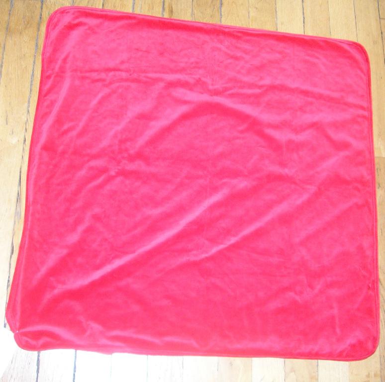 COUVERTURE POUR BÉBÉS EN BONNETERIE MAJORITAIREMENT DE COTON (75% COTON - 25% POLYESTER), DE TYPE VELOURS, TEINTE UNIFORMÉMENT ET DE FORME CARRÉE (90 CM DE CÔTÉ) AUX COINS ARRONDIS. 

ELLE PRÉSENTE UNE DOUBLURE COMPLÈTE EN MAILLES JERSEY, UN BIAIS DE VELOURS SUR TOUT SON POURTOUR ET UN LOGEMENT DE FORME TRIANGULAIRE, DE TYPE CAPUCHE, SITUÉ À L'UN DE SES COINS PERMETTANT DE COUVRIR LA TÊTE DU NOURRISSON.