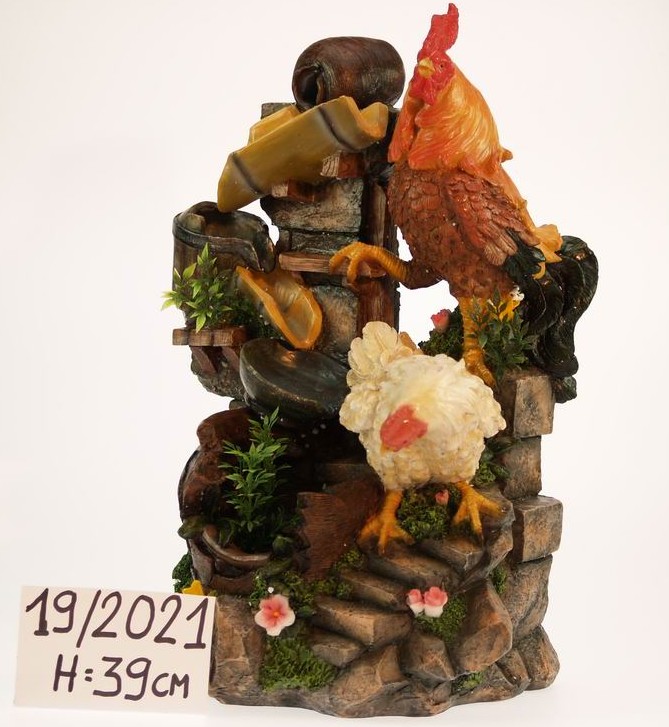 FONTAINE DECORATIVE A EAU EN RESINE SOUS FORME D’ESCALIER SUR UNE MURETTE EN PIERRE OU SONT INSTALLEES UN COQ ET UNE POULE MUNIE D’UNE PETITE POMPE QUI FAIT CIRCULER L’EAU. CETTE FONTAINE FONCTIONNE AU MOYEN D'UNE POMPE. LA POMPE EST ALIMENTEE PAR UN BRANCHEMENT ELECTRIQUE.

HAUTEUR 39 CM
