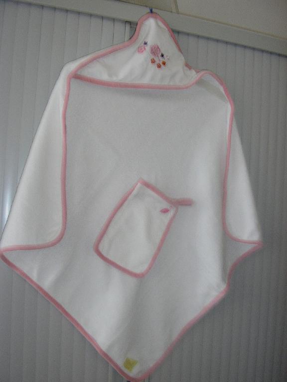 ENSEMBLE POUR BEBE, COMPOSE D'UN DRAP DE BAIN ET D'UN GANT DE TOILETTE ASSORTIS.

-LE DRAP DE BAIN EST EN ETOFFE DE BONNETERIE 100% COTON, ASPECT EPONGE, IL EST ENTIEREMENT OURLE PAR UN BIAIS SUR TOUT SON POURTOUR, IL EST RECOUVERT EN PARTIE DANS UN ANGLE POUR FORMER CAPUCHON, DECORATION TISSU ET BRODERIES.

-LE GANT DE TOILETTE EST EN ETOFFE DE BONNETERIE 100% COTON, ASPECT EPONGE, IL EST ENTIEREMENT OURLE PAR UN BIAIS SUR TOUT SON POURTOUR, IL POSSEDE UNE ATTACHE, DECORATION TISSU ET BRODERIE.