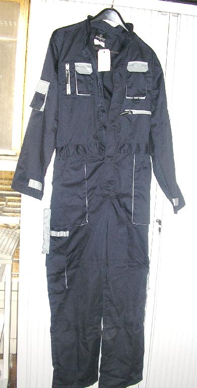 VETEMENT DE PROTECTION POUR HOMME, GENRE COMBINAISON DE TRAVAIL, EN TISSU DE FIBRES SYNTHETIQUES, (65% POLYESTER – 35% COTON) AVEC UN COL MONTANT, AVEC DES MANCHES LONGUES POURVUES A LEURS EXTREMITES D’UN OURLET ET D’UNE PATTE DE SERRAGE SE FERMANT PAR VELCRO, LA MANCHE GAUCHE EST DOTEE D’UNE POCHE AVEC PIQURE LA SEPARANT EN TROIS COMPARTIMENTS, LA MANCHE DROITE EST DOTEE D’UNE POCHE MUNIE D’UN RABAT SE FERMANT PAR VELCRO , AVEC UNE OUVERTURE COMPLETE SUR LE DEVANT SE FERMANT PAR UNE FERMETURE A GLISSIERE DISSIMULEE SOUS UN PATTE DE PROTECTION SE FERMANT COTE GAUCHE SUR DROIT PAR VELCRO, AVEC A DROITE 2 POCHES POITRINE UNE SE FERMANT AU MOYEN D’UNE FERMETURE A GLISSIERE ET L’AUTRE A SOUFFLET MUNIE D’UN RABAT SE FERMANT PAR VELCRO, A GAUCHE UNE POCHE A SOUFFLET MUNIE D’UN RABAT SE FERMANT PAR VELCRO, UNE POCHE POUR STYLO ET AU DESSOUS UNE POCHE SE FERMANT PAR UNE FERMETURE A GLISSIERE, AVEC UN ELASTIQUE AU NIVEAU DE LA TAILLE, AVEC DEUX POCHES PLAQUEES A SOUFFLET AU NIVEAU DES HANCHES, AVEC SUR LE COTE DE LA JAMBE GAUCHE UNE POCHE A SOUFFLET MUNIE D’UN RABAT SE FERMANT PAR VELCRO, AVEC SUR LA JAMBE DROITE UNE POCHE LONGUE A SOUFFLET, UNE POCHE A SOUFFLET MUNI D’UN RABAT SE FERMANT PAR VELCRO ET UNE GANSE FORMANT TROIS PETITS COMPARTIMANTS, AVEC DANS LE DOS DEUX POCHES SE FERMANT L’UNE AU MOYEN D’UNE FERMETURE A GLISSIERE ET L’AUTRE AVEC RABAT SE FERMANT PAR VELCRO, AVEC UN OURLET A LA BASE MUNI D’UN CORDON COULISSANT RESSERRANT.

CE VETEMENT EST DESTINE A UNE UTILISATION PROFESSIONNELLE
TAILLE : 48 - 50