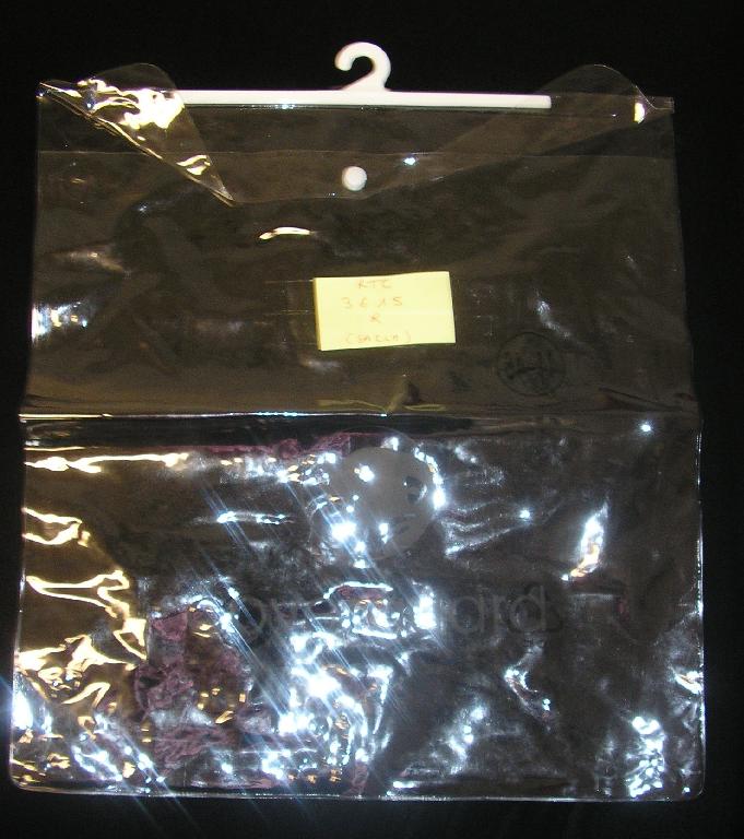 SAC TRANSPARENT EN POLYCHLORURE DE VINYLE, DE FORME RECTANGULAIRE, D'UNE LONGUEUR DE 41 CENTIMETRES, D'UNE LARGEUR DE 38 CENTIMETRES, SE FERMANT PAR UN RABAT POURVU D'UN BOUTON-PRESSION ET PRÉSENTANT SUR LE DESSUS UN CINTRE INCORPORÉ EN MATIÈRE PLASTIQUE RIGIDE. 

CE SAC N'EST PAS CONÇU POUR UN USAGE PROLONGÉ, MAIS EST DESTINÉ À SERVIR D'EMBALLAGE.