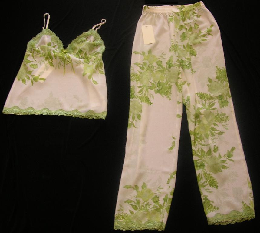 PYJAMA POUR FEMMES, EN TISSU LÉGER DE FIBRES SYNTHÉTIQUES (POLYESTER GEORGETTE), DE TYPE VOILE, LÉGÈREMENT TRANSLUCIDE, IMPRIMÉ, COMPOSÉ DE DEUX VÊTEMENTS ASSORTIS DE COUPE SIMPLE ET SANS ÉLÉMENTS D'INCONFORT : 

- UN VÊTEMENT DESTINÉ À RECOUVRIR LA PARTIE SUPÉRIEURE DU CORPS, GENRE BLOUSE, DESCENDANT SOUS LA TAILLE, SANS MANCHES, AVEC DE FINES BRETELLES RÉGLABLES.
CET ARTICLE PRÉSENTE UNE ENCOLURE EN V TRÈS DÉCOLLETÉE BORDÉE PAR UN GALON DE DENTELLE RAPPORTÉ, DES DÉCOUPES POITRINE, UN ÉLASTIQUE RESSERRANT DANS LE DOS ET UN PETIT NOEUD DÉCORATIF AU MILIEU DU DÉCOLLETÉ.
LA BASE DE CE VÊTEMENT PRÉSENTE UNE BANDE DE DENTELLE COUSUE SUR LE DEVANT ET UN PETIT OURLET SUR L'ARRIÈRE.

- UN PANTALON, DESCENDANT JUSQU'AUX CHEVILLES, SANS OUVERTURE À LA TAILLE, POURVU D'UN BORD ÉLASTIQUE À LA TAILLE ET PRÉSENTANT UN GALON DE DENTELLE À L'EXTRÉMITÉ DES JAMBES.