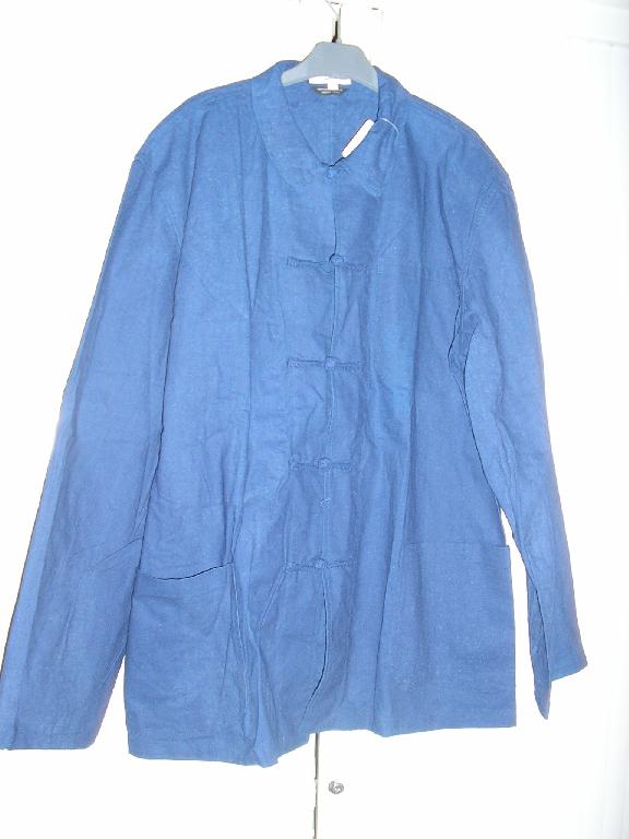 VETEMENT DESTINE A RECOUVRIR LA PARTIE SUPERIEURE DU CORPS, GENRE VESTE, POUR FEMME, EN TISSU 100% COTON, COMPORTANT UN COL TAILLEUR, UNE OUVERTURE COMPLETE SUR LE DEVANT AU MILIEU AVEC BOUTONS STYLE BRANDEBOURG SE REFERMANT DE DROITE SUR GAUCHE, DES MANCHES LONGUES AUX EXTREMITES OURLEES, UNE POCHE DE CHAQUE COTE DU VETEMENT, LA BASE EST OURLEE.

CET ARTICLE EST ACCOMPAGNE D'UN PANTALON QUI FAIT L'OBJET D'UN CLASSEMENT SEPARE: FR-E4-2005-003721-02