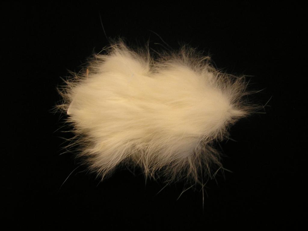 ARTICLE DE JEU POUR CHAT, EN FORME DE SOURIS, DONT LE DESSUS EST EN PELLETERIE DE LAPIN, LE DESSOUS EN NONTISSE, L'INTERIEUR EST REMBOURRE DE OUATE SYNTHETIQUE ET CONTIENT UN PETIT SACHET DE PLANTES AROMATIQUES.