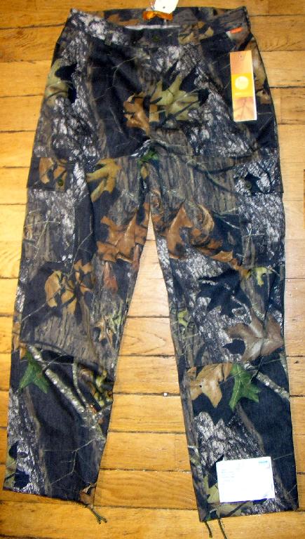 ENSEMBLE POUR HOMMES COMPOSÉ D'UN PANTALON ET D'UN VÊTEMENT DE DESSUS, RÉALISÉS DANS LE MÊME TISSU MAJORITAIREMENT DE COTON (60% COTON - 40% POLYESTER) IMPRIMÉ TYPE CAMOUFLAGE, CONDITIONNÉS ENSEMBLE POUR LA VENTE AU DÉTAIL : 

- LE PANTALON DESCEND JUSQU'AUX CHEVILLES ET PRÉSENTE UNE OUVERTURE PARTIELLE SUR LE DEVANT SE FERMANT GAUCHE SUR DROITE PAR UNE FERMETURE À GLISSIÈRE ET UN BOUTON. IL COMPORTE DES PASSANTS POUR CEINTURE, DEUX POCHES FENDUES LATÉRALES SOUS LA TAILLE, DEUX POCHES PLAQUÉES À RABAT BOUTONNÉ SUR LES CUISSES ET UNE POCHE PLAQUÉE À RABAT BOUTONNÉ SUR LA FESSE DROITE. L'EXTRÉMITÉ DES JAMBES PRÉSENTE UN OURLET AVEC UN CORDON COULISSANT.

- LE VÊTEMENT DE DESSUS EST UN ARTICLE SIMILAIRE À UN ANORAK.
IL DESCEND JUSQU'À MI-CUISSE ET PRÉSENTE UN COL MONTANT, UNE OUVERTURE COMPLÈTE SUR LE DEVANT SE FERMANT GAUCHE SUR DROITE AU MOYEN D'UNE FERMETURE À GLISSIÈRE ET DE BOUTONS PRESSIONS, DES MANCHES LONGUES AVEC PATTE BOUTONNÉE À LEUR EXTRÉMITÉ, UNE DOUBLURE EN MAILLES FILET, DEUX POCHES POITRINES FENDUES AVEC FERMETURE À GLISSIÈRE DISSIMULÉES SOUS UN RABAT BOUTONNÉ EN BIAIS, DEUX POCHES LATÉRALES SOUS LA TAILLE AVEC RABAT BOUTONNÉ, UNE GRANDE POCHE SITUÉE SUR LA MOITIÉ INFÉRIEURE DU DOS PRÉSENTANT DEUX OUVERTURES VERTICALES AVEC FERMETURE À GLISSIÈRE. LA BASE DU VÊTEMENT PRÉSENTE UN OURLET AVEC CORDON COULISSANT.

LES COMPOSANTS DE L'ENSEMBLE SONT DE MÊME STRUCTURE, STYLE, COULEUR ET COMPOSITION.