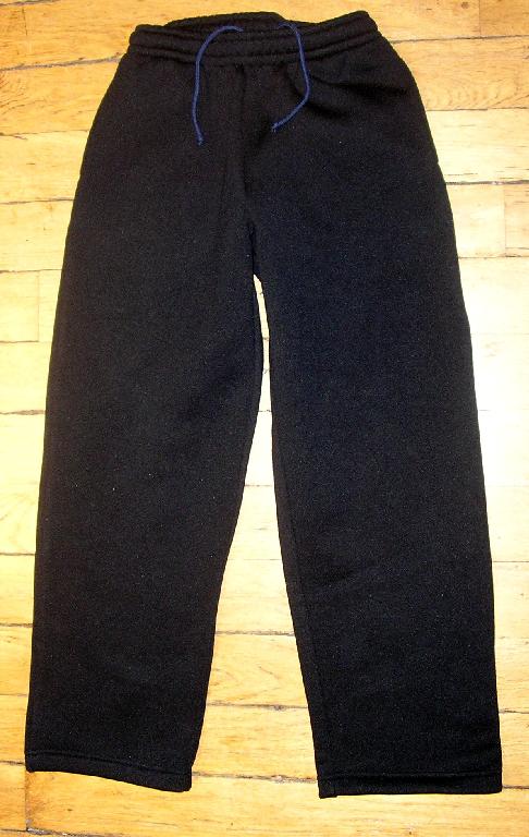 SURVÊTEMENT DE SPORT POUR ENFANTS EN ÉTOFFE DE BONNETERIE DE FIBRES SYNTHÉTIQUES (100% POLYESTER) GRATTÉE À L'INTÉRIEUR, NON DOUBLÉ, COMPOSÉ DE DEUX PIÈCES : 

- UN PULL-OVER, DESCENDANT JUSQU'AU-DESSOUS DE LA TAILLE, AVEC UN COL MONTANT, AVEC UNE OUVERTURE PARTIELLE À L'ENCOLURE AVEC FERMETURE À GLISSIÈRE ET AVEC DES MANCHES LONGUES, FORME RAGLAN, DE COULEUR CONTRASTÉE, MUNIES D'UN PETIT BORD-CÔTE À RAYURES À LEUR EXTRÉMITÉ.
EN OUTRE, CE PULL PRÉSENTE UN FIN GALON DE COULEUR CONTRASTÉE AUX EMMANCHURES, UNE INSCRIPTION BRODÉE SUR LA POITRINE CÔTÉ GAUCHE, UNE PETITE ÉTIQUETTE RECTANGULAIRE EN MATIÈRE PLASTIQUE COUSUE SOUS LA NUQUE ET UN OURLET À LA BASE.

- UN PANTALON, TEINT UNIFORMÉMENT, DESCENDANT JUSQU'AUX CHEVILLES, DE COUPE SIMPLE, TENU À LA TAILLE PAR UNE BANDE ÉLASTIQUE ET UN CORDON COULISSANT, SANS OUVERTURE À LA TAILLE.
IL PRÉSENTE DES POCHES LATÉRALES FENDUES SITUÉES SOUS LA TAILLE ET UN OURLET À L'EXTRÉMITÉ DE CHAQUE JAMBE.