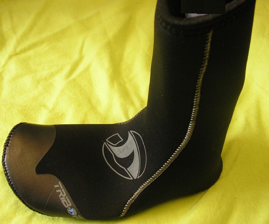 CHAUSSETTE DESTINÉE À LA PRATIQUE DES SPORTS NAUTIQUES (PLANCHE À VOILE OU PLONGÉE), CONFECTIONNÉE EN CAOUTCHOUC ALVÉOLAIRE (NÉOPRÈNE) RECOUVERT SUR LA FACE EXTÉRIEURE D'UN SUPPORT EN BONNETERIE, FORMÉE DE TROIS PIÉCES COUSUES ENTRE ELLES DE MANIÈRE À RECOUVRIR LE PIED JUSQU'À MI-MOLLET, LE COUP DE PIED ET LA PLANTE DU PIED.

CETTE CHAUSSETTE PRÉSENTE DES ENDUCTIONS PARTIELLES DE MATIÈRE PLASTIQUE ANTIDÉRAPANTES SUR LA PLANTE DU PIED.