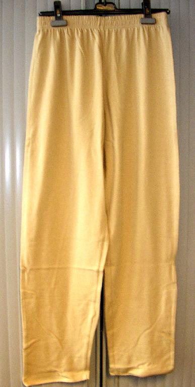 PYJAMA POUR HOMMES, EN BONNETERIE DE COTON À MAILLES FINES, TEINTE UNIFORMÉMENT, COMPOSÉ DE DEUX VÊTEMENTS ASSORTIS :

- UN VÊTEMENT DESTINÉ À RECOUVRIR LA PARTIE SUPÉRIEURE DU CORPS, DE TYPE PULL-OVER, DESCENDANT JUSQU'AUX HANCHES, AVEC UNE ENCOLURE ARRONDIE, UNE OUVERTURE PARTIELLE À L'ENCOLURE SE FERMANT GAUCHE SUR DROITE PAR DES BOUTONS, DES MANCHES LONGUES ET DE PETITES FENTES LATÉRALES (SUR ENVIRON 5 CM) À LA BASE.

CE VÊTEMENT PRÉSENTE UN GALON DE TISSU BORDANT L'EXTRÉMITÉ DES MANCHES ET LE POURTOUR DE LA BASE. ENFIN, IL COMPORTE UNE ÉTIQUETTE DE TISSU DE FORME RECTANGULAIRE FIGURANT UN LOGO PUBLICITAIRE COUSUE DANS LE DOS AU NIVEAU DE LA NUQUE.

- UN PANTALON, DE COUPE SIMPLE, DE LA MÊME COULEUR QUE LE PULL-OVER, DESCENDANT JUSQU'AUX CHEVILLES, SANS OUVERTURE, POURVU D'UN BORD ÉLASTIQUE À LA TAILLE. L'EXTRÉMITÉ DES JAMBES EST OURLÉE.