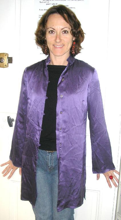VETEMENT LEGER POUR FEMME, GENRE BLOUSE, EN TISSU DE SOIE (100% SOIE), DESTINE A COUVRIR LA PARTIE SUPERIEURE DU CORPS, DESCENDANT JUSQU'A MI-CUISSES, AVEC UN COL GENRE COL MAO, AVEC DES MANCHES LONGUES POURVUES A LEURS EXTREMITES D’UN OURLET, AVEC DES FENTES DE CHAQUE COTE DE 22 CM ENVIRON, AVEC UN OURLET A LA BASE, AVEC UNE OUVERTURE COMPLETE SUR LE DEVANT SE FERMANT DROITE SUR GAUCHE PAR BOUTON MAIS UNIQUEMENT DU COL JUSQU'A L’AINE. CE VETEMENT RESTE OUVERT DE L’AINE JUSQU'A LA MI-CUISSE (SA BASE).

LONGUEUR : 85 CM
TAILLE : 38
POIDS : 140 GR
