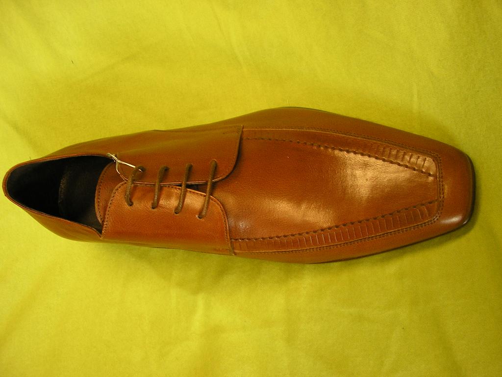 CHAUSSURE A LACET, NE COUVRANT PAS LA CHEVILLE, POUR HOMME, DONT LE DESSUS ET LA LANGUETTE SONT EN CUIR, LA DOUBLURE EST EN CUIR, LA SEMELLE INTERIEURE SUPERIEURE A 24 CM EST EN CUIR, LA SEMELLE EXTERIEURE EST EN CAOUTCHOUC 68% ET EN CUIR 32%, ELLE COMPORTE AVEC LE TALON UNE PARTIE ANTI-DERAPENTE.