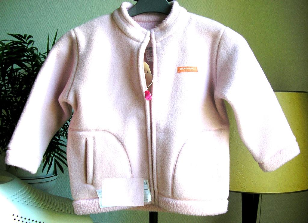 ENSEMBLE EN ETOFFE DE BONNETERIE POLAIRE GRATTEE DE  FIBRES SYNTHETIQUES 100% POLYESTER COMPOSE:

- D'UN HAUT, GENRE GILET, DESTINE A RECOUVRIR LA PARTIE SUPERIEURE DU CORPS, DESCENDANT JUSQU’AUX HANCHES, AVEC UN PETIT COL MONTANT, AVEC DES MANCHES LONGUES MUNIES A LEURS EXTREMITES D’UN OURLET, AVEC UNE OUVERTURE COMPLETE SUR LE DEVANT SE FERMANT A L’AIDE D'UNE FERMETURE A GLISSIERE, AVEC DEUX POCHES LATERALES EXTERNES, AVEC UN OURLET A LA BASE.

- D'UN PANTALON DESCENDANT JUSQU'AUX CHEVILLES, SANS OUVERTURE, AVEC UN ELASTIQUE A LA TAILLE, AVEC DEUX POCHES LATERALES EXTERNES, AVEC UN OURLET A LA BASE.

LE HAUT ET LE PANTALON DONT DOTES D’UN LOGO PUBLICITAIRE.