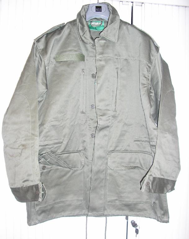 ENSEMBLE POUR HOMME EN TISSU DE COTON (100% COTON) COMPOSE :

- D'UNE VESTE, DESTINEE A RECOUVRIR LA PARTIE SUPERIEURE DU CORPS, DESCENDANT JUSQU’AUX HANCHES, AVEC UN COL, AVEC UNE PATTE DE CHAQUE COTE AUX EPAULES SE FERMANT PAR BOUTONS, AVEC DES MANCHES LONGUES POURVUES A LEURS EXTREMITES D’UN POIGNET SE FERMANT PAR BOUTONS, D’UN RENFORT DESCENDANT DU COUDE AU POIGNET ET A L’INTERIEUR D’UN MANCHON POURVU D’UN ELASTIQUE, AVEC UNE OUVERTURE COMPLETE SUR LE DEVANT SE FERMANT PAR BOUTONS DISSIMULEE SOUS UNE PATTE DE PROTECTION SE FERMANT GAUCHE SUR DROITE, AVEC UNE BANDE VELCRO ET DEUX POCHES LATERALES AU NIVEAU DE LA POITRINE SE FERMANT A L’AIDE D’UNE FERMETURE A GLISSIERE, AVEC AU NIVEAU DES HANCHES DEUX POCHES PLAQUEES A SOUFFLET MUNIES D’UN RABAT SE FERMANT PAR BOUTONS, AVEC UN CORDON COULISSANT A LA TAILLE, SANS DOUBLURE, AVEC UN OURLET A LA BASE MUNI D’UN CORDON COULISSANT RESSERRANT.

- D’UN PANTALON, DESCENDANT JUSQU'AUX CHEVILLES, AVEC UNE OUVERTURE PARTIELLE SUR LE DEVANT SE FERMANT GAUCHE SUR DROITE PAR UN BOUTON ET UNE FERMETURE A GLISSIERE DISSIMULEE SOUS UNE PATTE DE PROTECTION FORMANT BRAGUETTE, AVEC AU NIVEAU DES HANCHES DEUX POCHES LATERALES SUR LE DEVANT, AVEC UNE POCHE DE CHAQUE COTE AU NIVEAU DES CUISSES MUNIES D’UN RABAT DE PROTECTION SE FERMANT PAR BOUTONS, AVEC UN OURLET A LA BASE MUNI D’UN CORDON COULISSANT RESSERRANT.

TAILLE : 46