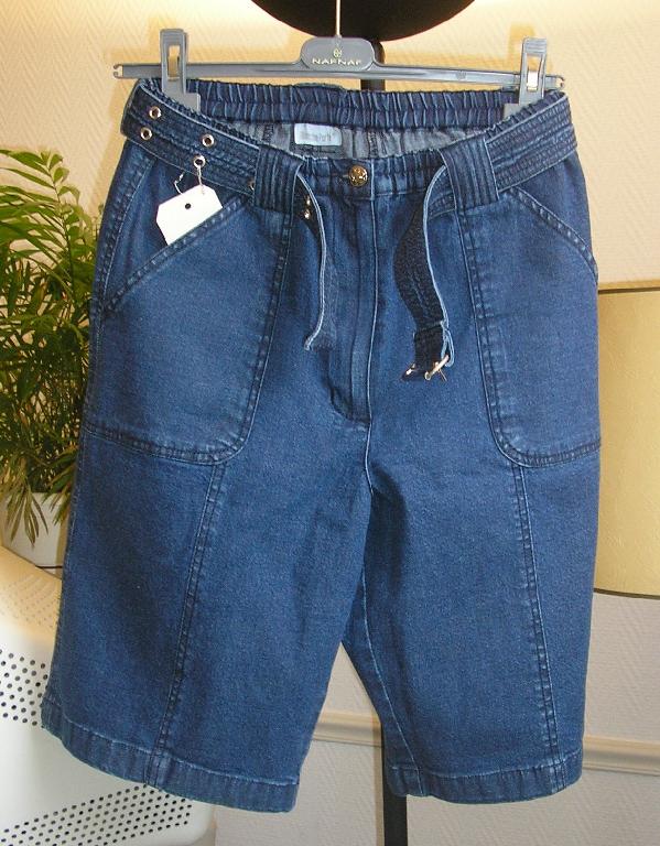 ASSORTIMENT COMPOSE D’UN SHORT LONG AVEC UNE CEINTURE POUR FEMME EN TISSU DE COTON DIT TISSU DENIM (98% COTON- 2% ELASTHANE), DESTINE A COUVRIR LA PARTIE INFERIEURE DU CORPS, DESCENDANT JUSQU’AUX DESSUS DES GENOUX, AVEC UN ELASTIQUE A LA TAILLE, AVEC DES PASSANTS, AVEC UNE OUVERTURE PARTIELLE SUR LE DEVANT SE FERMANT DROITE SUR GAUCHE PAR UN BOUTON METALLIQUE ET UNE FERMETURE A GLISSIERE DISSIMULEE SOUS UNE PATTE DE PROTECTION FORMANT UNE BRAGUETTE, AVEC DEUX POCHES PLAQUEES SUR LE DEVANT, AVEC UNE PETITE POCHE INTERNE RETENUE A LA TAILLE, AVEC UN OURLET A LA BASE. LA CEINTURE EST DOTEE D’ŒILLETS ET D’UNE BOUCLE METALLIQUE.