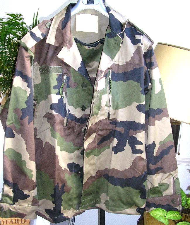 ENSEMBLE POUR HOMME A USAGE PROFESSIONNEL EN TISSU DE COTON (65% COTON- 35% POLYESTER) STYLE CAMOUFLAGE COMPOSE :

- D'UNE VESTE, DESTINEE A RECOUVRIR LA PARTIE SUPERIEURE DU CORPS, DESCENDANT JUSQU’AUX HANCHES, AVEC UN COL, AVEC UNE PATTE DE CHAQUE COTE AUX EPAULES SE FERMANT PAR BOUTONS, AVEC DES MANCHES LONGUES POURVUES A LEURS EXTREMITES D’UN POIGNET SE FERMANT PAR BOUTONS-PRESSION, AVEC UNE OUVERTURE COMPLETE SUR LE DEVANT DOTEE D’UNE PATTE DE PROTECTION SE FERMANT GAUCHE SUR DROITE PAR BOUTONS, AVEC UNE BANDE VELCRO A DROITE AU NIVEAU DE LA POITRINE ET SUR LA PATTE DE PROTECTION, AVEC DEUX POCHES LATERALES AU NIVEAU DE LA POITRINE SE FERMANT A L’AIDE D’UNE FERMETURE A GLISSIERE, SANS DOUBLURE, AVEC A L’INTERIEUR AU NIVEAU DE L’ENCOLURE UNE PATTE S’ATTACHANT A L’AIDE D’UN BOUTON, AVEC UN OURLET A LA BASE MUNI SUR CHAQUE COTE D’UN ELASTIQUE RESSERRANT.

- D’UN PANTALON, DESCENDANT JUSQU'AUX CHEVILLES, AVEC UNE OUVERTURE PARTIELLE SUR LE DEVANT SE FERMANT GAUCHE SUR DROITE PAR UN BOUTON ET UNE FERMETURE A GLISSIERE DISSIMULEE SOUS UNE PATTE DE PROTECTION FORMANT BRAGUETTE, AVEC AU NIVEAU DES HANCHES DEUX POCHES LATERALES SUR LE DEVANT, AVEC UNE GRANDE POCHE DE CHAQUE COTE AU NIVEAU DES CUISSES MUNIES D’UN RABAT DE PROTECTION SE FERMANT PAR BOUTONS-PRESSION, AVEC UN OURLET A LA BASE MUNI D’UN ELASTIQUE RESSERRANT.

TAILLE 46