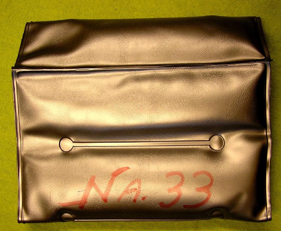 OUVRAGE EN MATIÈRE PLASTIQUE, CONSISTANT EN UNE HOUSSE DE TYPE POCHETTE, COMPARTIMENTÉE, DE FORME TUBULAIRE.

CETTE HOUSSE CONTIENT DU GEL RÉFRIGÉRANT À BASE DE MATIÈRE PLASTIQUE (GLYCOL DE PROPYLÈNE) ET D'EAU DISTILLÉE ET EST DESTINÉE À ÊTRE PLACÉE AUTOUR D'UNE BOUTEILLE POUR LA RAFRAÎCHIR.