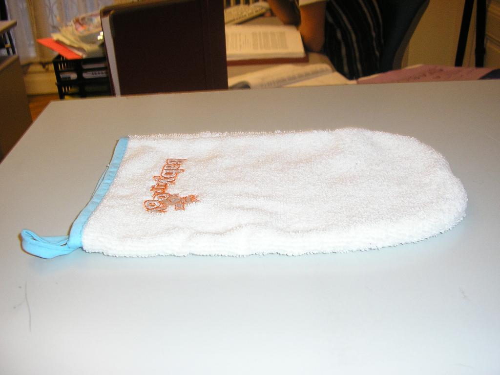 COFFRET DE TOILETTE POUR BEBE COMPRENANT : 

- UN LINGE DE TOILETTE, GENRE GANT DE TOILETTE, EN TEXTILE 100% COTON, BOUCLE DU GENRE EPONGE, AVEC UN BIAIS SUR TOUTE LA BORDURE ET UNE ATTACHE, LOGO PUBLICITAIRE BRODE.

CET ARTICLE EST PRESENTE EN MEME TEMPS QUE SIX AUTRES ARTICLES FAISANT L'OBJET D'UN CLASSEMENT SEPARE: 

- 1 EPONGE RTC FR-E4-2005-004276-2
- 1 BALEINE GICLEUSE RTC FR-E4-2005-004276-3
- 1 PEIGNE FR-E4-2005-004276-4
- 1 BROSSE A CHEVEUX FR-E4-2005-004276-5
- 1 PANIER EN OSIER FR-E4-2005-004276-6
- 1 THERMOMETRE DE BAIN RTC FR-E4-2005-004276-7