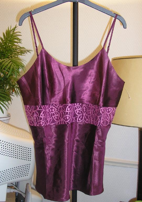 PYJAMA POUR FEMME EN TISSU DE FIBRES SYNTHETIQUES, SATINE, COMPOSE :

- D'UN HAUT GENRE CARACO, LEGEREMENT CINTRE, AVEC DE FINES BRETELLES REGLABLES, AVEC UN GALON EN DENTELLE SOUS LA POITRINE, AVEC UN OURLET A LA BASE.

- D'UN BAS : PANTALON FLUIDE, DESCENDANT JUSQU'AUX CHEVILLES, AVEC UN ELASTIQUE A LA TAILLE, SANS OUVERTURE, AVEC UN GALON A LA BASE DOTE D’UN BIAIS DE FINITION, AVEC UNE PETITE FENTE DE CHAQUE COTE.

- LE HAUT ET LE BAS SONT REALISES DANS LE MEME TISSU.

TAILLE : 38/40