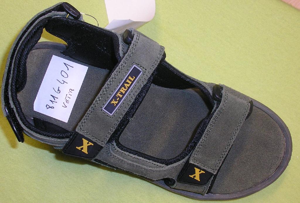 CHAUSSURE À LANIÈRES, NON RECONNAISSABLE COMME ÉTANT POUR HOMME OU POUR FEMME, AVEC UNE SEMELLE EXTÉRIEURE EN CAOUTCHOUC (ÉLASTOMÈRE), AVEC UNE SEMELLE INTERNE D'UNE LONGUEUR SUPÉRIEURE À 24 CM, AVEC UNE HAUTEUR MAXIMALE TALON PLUS SEMELLE INFÉRIEURE À 3 CM, AVEC UN DESSUS MAJORITAIREMENT EN CRÔUTE DE CUIR.

LA CHAUSSURE SE FERME AU MOYEN DE DEUX LANIÈRES SUR LE DESSUS ET D'UNE LANIÈRE DERRIÈRE LE TALON, MUNIES CHACUNES D'UNE BANDE VELCRO.