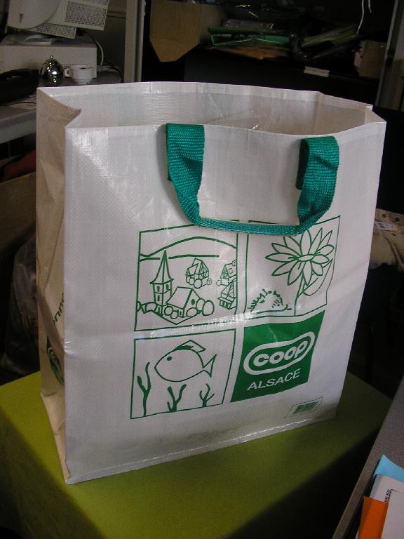SAC POUR PROVISIONS, EN POLYPROPYLENE, DESTINE A LA GRANDE DISTRIBUTION, COMPORTANT DES POIGNEES EN MATIERE TEXTILE AVEC PROTECTION EN MATIERE PLASTIQUE, D'UNE DIMENSION DE 40 X 46 CM.