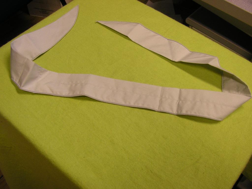 TOUR DE COU RAFRAICHISSANT, COMPOSE D'UN BANDEAU DE TISSU SE TERMINANT EN POINTE DE CHAQUE COTE, D'UNE DIMENSION DE 107 X 5 CM, CONTENANT DES CRISTAUX DE POLYMERE.