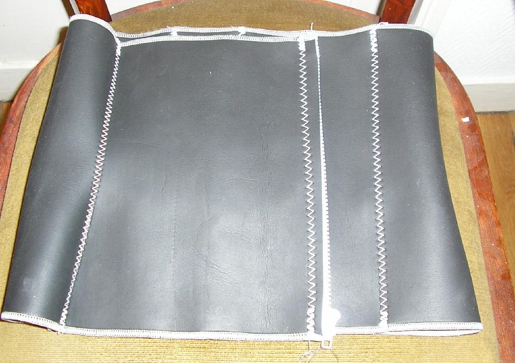 LARGE BANDE SOUS FORME D’UNE CEINTURE DE FORME RECTANGULAIRE MESURANT 95 X 27.5 CM, EN CAOUTCHOUC VULCANISE NON DURCI (90% NEOPRENE – 10% POLYAMIDE) SUR UNE FACE COMBINE AVEC UNE ETOFFE DE BONNETERIE SUR L’AUTRE FACE, AVEC UN SURFILAGE DE FINITION SUR SON POURTOUR.

CETTE CEINTURE REGLABLE EST DOTEE D’UNE FERMETURE A GLISSIERE DONT UNE PARTIE EST COUSUE TOUS LES 6 CM AFIN DE POUVOIR L’AJUSTER SELON LA TAILLE.