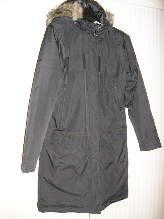 VETEMENT DESTINE A RECOUVRIR LE CORPS, GENRE MANTEAU, POUR FEMME, EN TISSU 100% POLYESTER, MESURANT 90 CM ET PESANT 1.020 KG, COMPORTANT UN COL MONTANT AVEC UNE CAPUCHE A LIENS RESSERRANTS A NOUER ET FOURRURE AMOVIBLE PAR PRESSIONS, UNE OUVERTURE COMPLETE SUR LE DEVANT AU MILIEU AVEC UNE FERMETURE A GLISSIERE ET PATTE DE PROTECTION A PRESSIONS SE REFERMANT DE DROITE SUR GAUCHE, UNE POCHE VERTICALE AVEC FERMETURE A GLISSIERE DE CHAQUE COTE DU VETEMENT AU NIVEAU DE LA POITRINE, DES MANCHES LONGUES AUX EXTREMITES REGLABLES PAR PRESSIONS, UNE GRANDE POCHE A SOUFFLET AVEC RABAT ET PRESSION DE CHAQUE COTE DU VETEMENT, LA BASE DU VETEMENT EST OURLEE, LOGO PUBLICITAIRE BRODE SUR LA GRANDE POCHE COTE DROIT, INTERIEUR ENTIEREMENT OUATINE AVEC DOUBLURE COMPLETE 100% POLYAMIDE, PETITE POCHE AVEC FERMETURE A GLISSIERE POITRINE COTE DROIT.