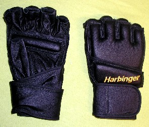 PAIRE DE MITAINES DESTINÉES À LA PRATIQUE DES ARTS MARTIAUX ET AUTRES SPORTS DE COMBATS, MAJORITAIREMENT EN CUIR (92% CUIR - 8% POLYESTER), UNICOLORE.

LE DOS DE LA MAIN EST ENTIÈREMENT REMBOURRÉ DU POIGNET JUSQU'AUX DERNIÈRES PHALANGES ET LA PAUME PRÉSENTE UN COUSSINET HORIZONTAL AU NIVEAU DES PREMIÈRES PHALANGES.

L'ARTICLE COMPORTE UN BORD ÉLASTIQUÉ AU NIVEAU DU DESSUS DU POIGNET, UNE BANDE ÉLASTIQUE FAISANT LE TOUR DU POIGNET ET S'ACCROCHANT AU MOYEN D'UNE BANDE DE VELCRO ET UNE BRODERIE FIGURANT UN LOGO PUBLICITAIRE SUR LE DESSUS.