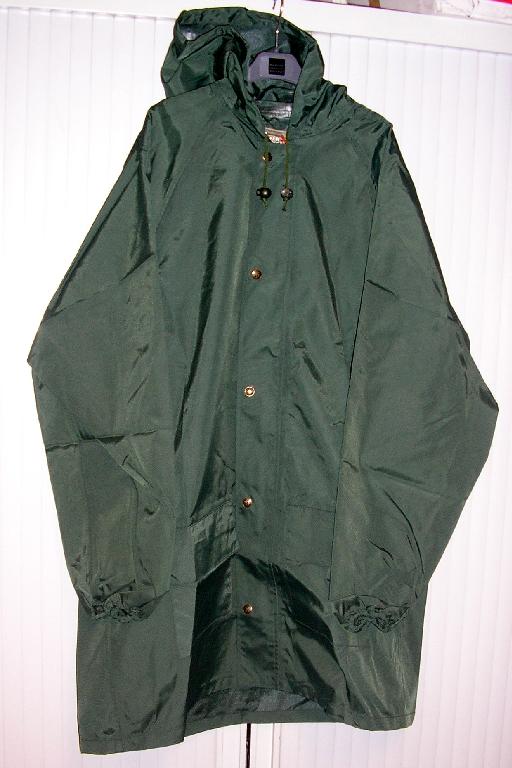 MANTEAU POUR HOMMES, DE TYPE VÊTEMENT DE PLUIE, EN TISSU DE FIBRES SYNTHÉTIQUES (100% POLYESTER) ENDUIT DE FAÇON PERCEPTIBLE À L'ŒIL NU D'UNE FINE COUCHE DE MATIÈRE PLASTIQUE SUR LA FACE INTERNE ET DESCENDANT JUSQU'AU-DESSUS DES GENOUX.

CET ARTICLE COMPORTE UNE CAPUCHE POURVUE D'UN CORDON COULISSANT SUR TOUT SON POURTOUR, UNE OUVERTURE COMPLÈTE SUR LE DEVANT SE FERMANT GAUCHE SUR DROITE AU MOYEN D'UNE FERMETURE À GLISSIÈRE RECOUVERTE D'UNE PATTE DE PROTECTION MUNIE DE BOUTONS-PRESSION, DES MANCHES LONGUES, FORME RAGLAN, POURVUES D'UN BORD ÉLASTIQUE À LEUR EXTRÉMITÉ, UNE DOUBLURE PARTIELLE EN FILET AU NIVEAU DU DOS, DEUX POCHES PLAQUÉES À RABAT SITUÉES AU NIVEAU DES CUISSES ET DES OUVERTURES D'AÉRATION HORIZONTALES AU MILIEU DU DOS.
LA BASE DE CE VÊTEMENT EST OURLÉ.
LONGUEUR DOS : 96 CM POUR UNE TAILLE XXL.