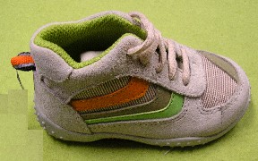 CHAUSSURE POUR JEUNES ENFANTS, SIMILAIRE À UNE CHAUSSURE D'ENTRAÎNEMENT, COUVRANT LA CHEVILLE MAIS NE COUVRANT PAS LE MOLLET, AVEC UNE SEMELLE EXTÉRIEURE EN CAOUTCHOUC ET UN DESSUS MAJORITAIREMENT EN CUIR NATUREL RETOURNÉ (74,3% CUIR - 15,1% MATIÈRE TEXTILE ET 10,6% MATIÈRE PLASTIQUE), SANS TECHNOLOGIE SPÉCIALE ET MUNIE D'UNE SEMELLE INTÉRIEURE D'UNE LONGUEUR INFÉRIEURE À 24 CM.

CETTE CHAUSSURE COMPORTE UNE LANGUETTE REMBOURRÉE ET UNE OUVERTURE PARTIELLE SUR LE DESSUS AVEC FERMETURE À LACETS. LA SEMELLE EXTÉRIEURE EST PARSEMÉE DE PETITS PICOTS ANTIDÉRAPANTS.