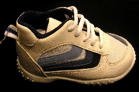 CHAUSSURE POUR JEUNES ENFANTS, SIMILAIRE À UNE CHAUSSURE D'ENTRAÎNEMENT, COUVRANT LA CHEVILLE MAIS NE COUVRANT PAS LE MOLLET, AVEC UNE SEMELLE EXTÉRIEURE EN CAOUTCHOUC ET UN DESSUS MAJORITAIREMENT EN MATIÈRE PLASTIQUE (89,1% MATIÈRE PLASTIQUE - 10,9% MATIÈRE TEXTILE), SANS TECHNOLOGIE SPÉCIALE ET MUNIE D'UNE SEMELLE INTÉRIEURE D'UNE LONGUEUR INFÉRIEURE À 24 CM.

CETTE CHAUSSURE COMPORTE UNE LANGUETTE REMBOURRÉE ET UNE OUVERTURE PARTIELLE SUR LE DESSUS AVEC FERMETURE À LACETS. LA SEMELLE EXTÉRIEURE EST PARSEMÉE DE PETITS PICOTS ANTIDÉRAPANTS.